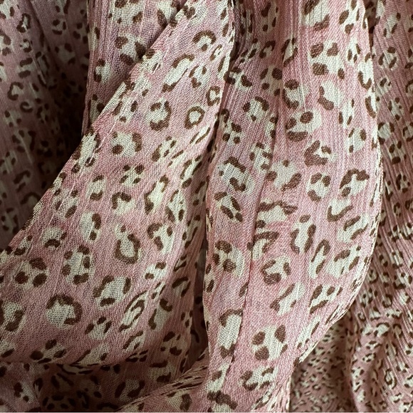 Saints + Secrets Long balloon sleeve leopard print blush romper size medium - Picture 8 of 10